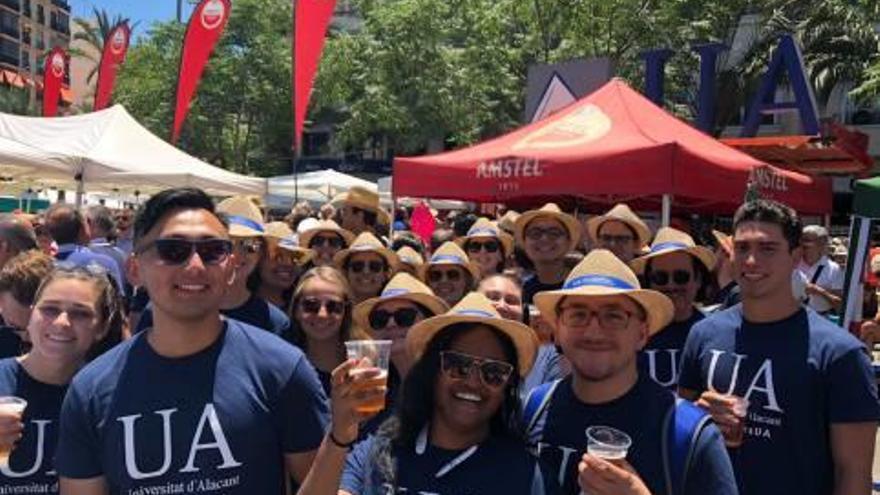 Estudiantes norteamericanos que han visitado las Hogueras por mediación de la UA, durante la mascletà. A la derecha, periodistas chinas hablando con Manuel Jiménez.