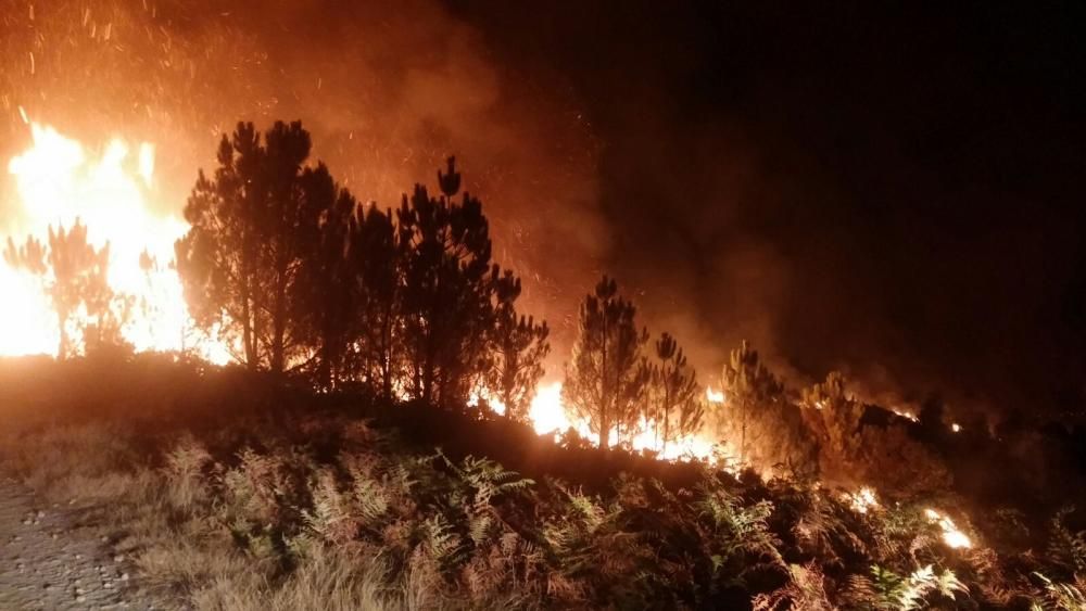 Incendios en Galicia | Un incendio nocturno quema 15 hectáreas en Domaio sobre el puente de Rande