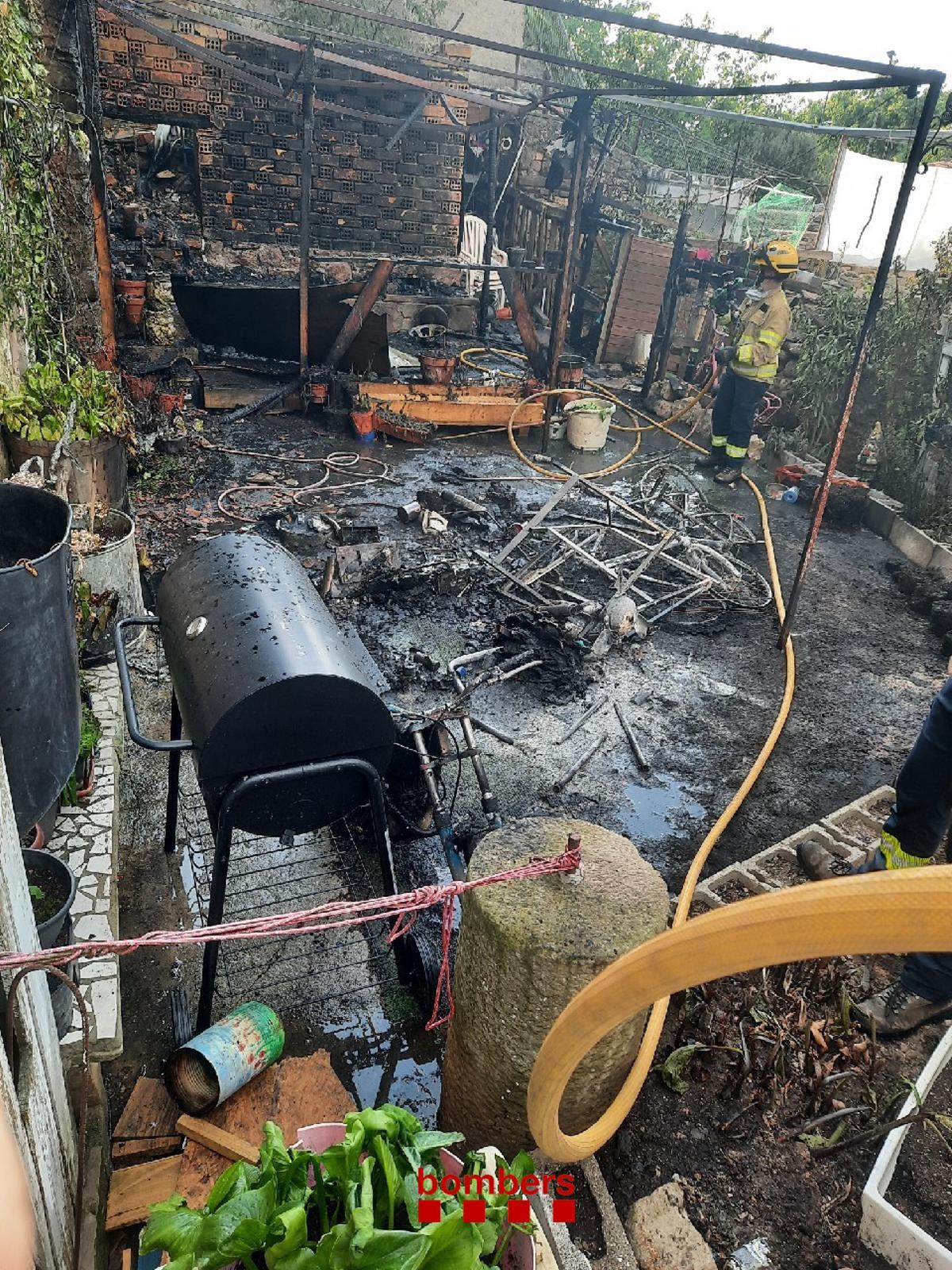 Imagen de los bomberos trabajando en el incendio de una vivienda