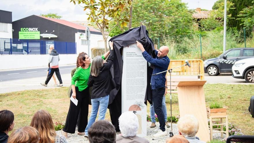 Llagostera ret homenatge a les llevadores amb un carrer i un tòtem commemoratiu