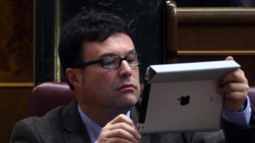 Un diputat al Congrés consultant el seu iPad