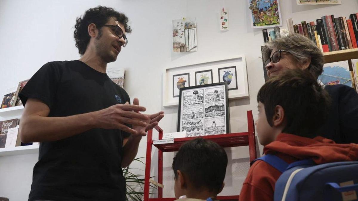 Jesús García habla con público asistente a la reunión, mercado y exposición.
