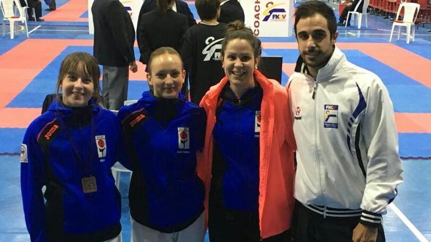 Paula Seva, con su medalla, junto a sus compañeras y su entrenador
