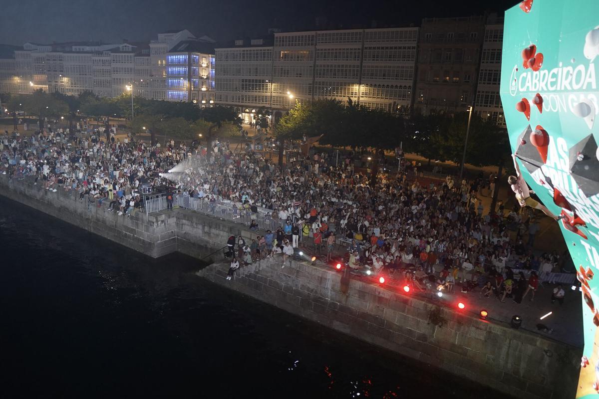 Multitudinaria final del psicobloc en GRAVITEO A Coruña Xacobeo