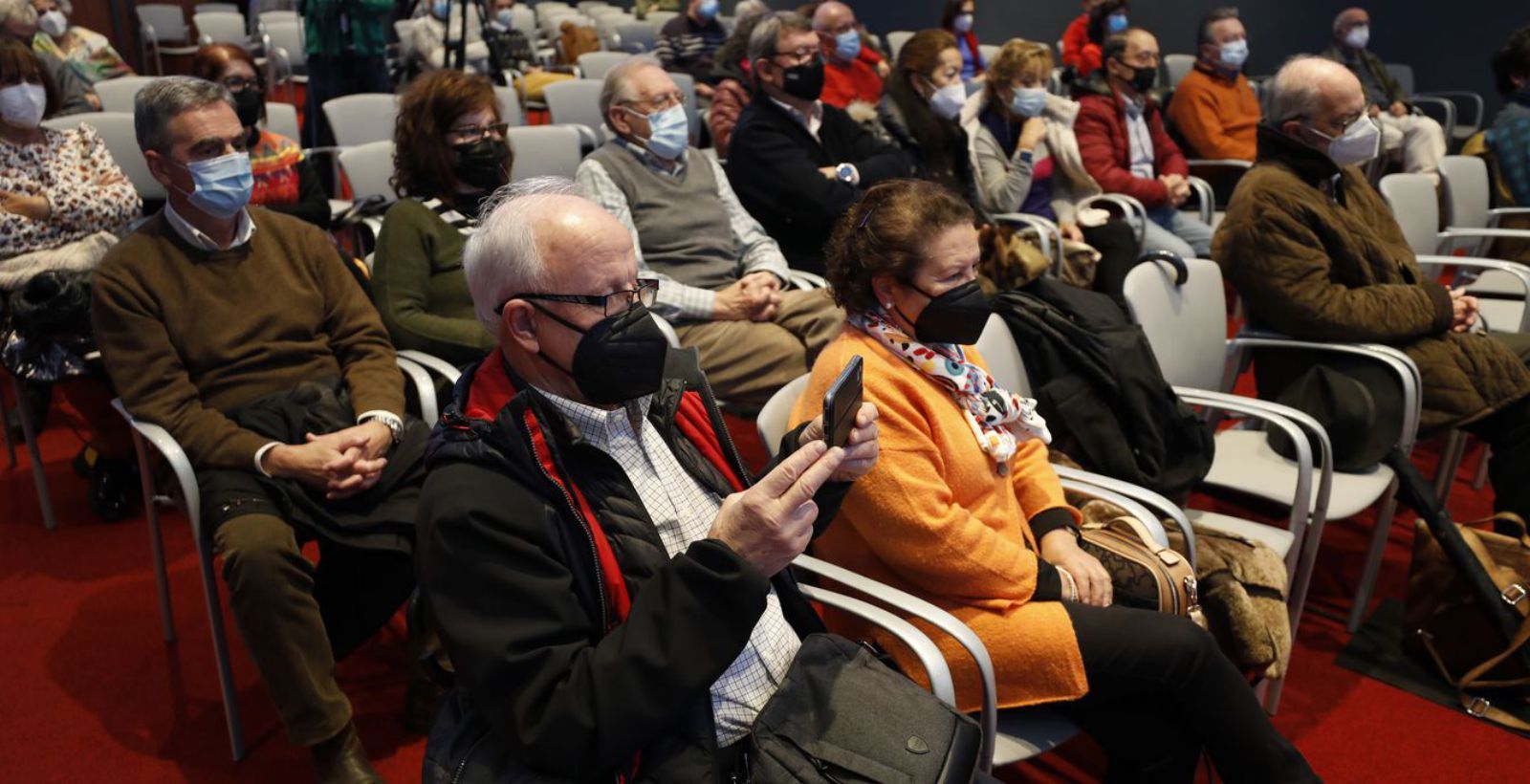 Público asistente a la conferencia del biólogo gijonés. | Luisma Murias