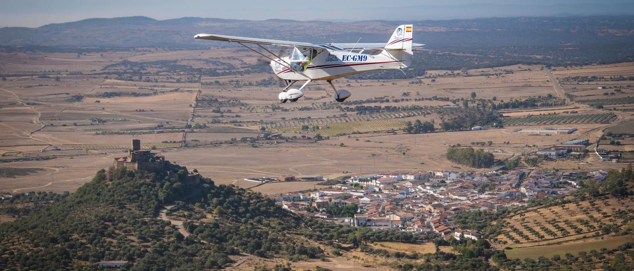 El aeroclub de Badajoz organiza vuelos solidarios en favor del Banco de Alimentos