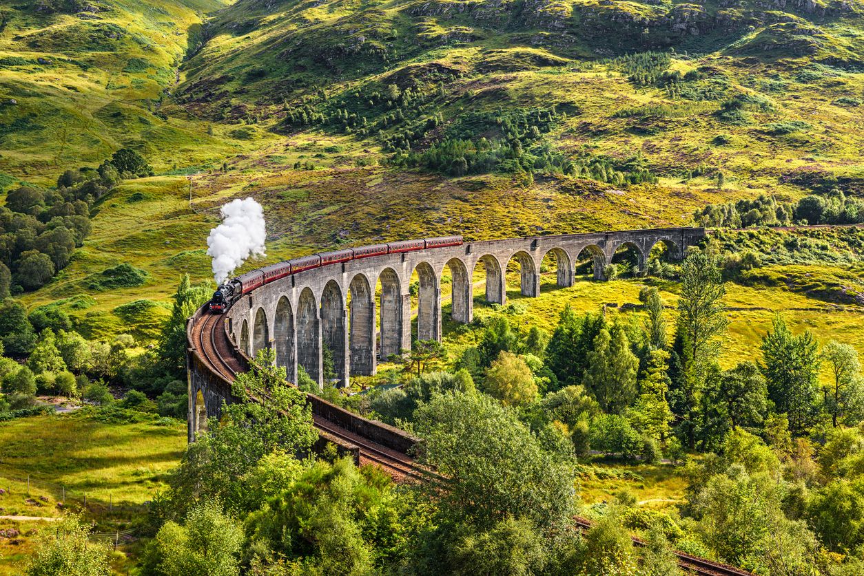 El viaducto de Glenfinnan es conocido a raíz de la saga de Harry Potter