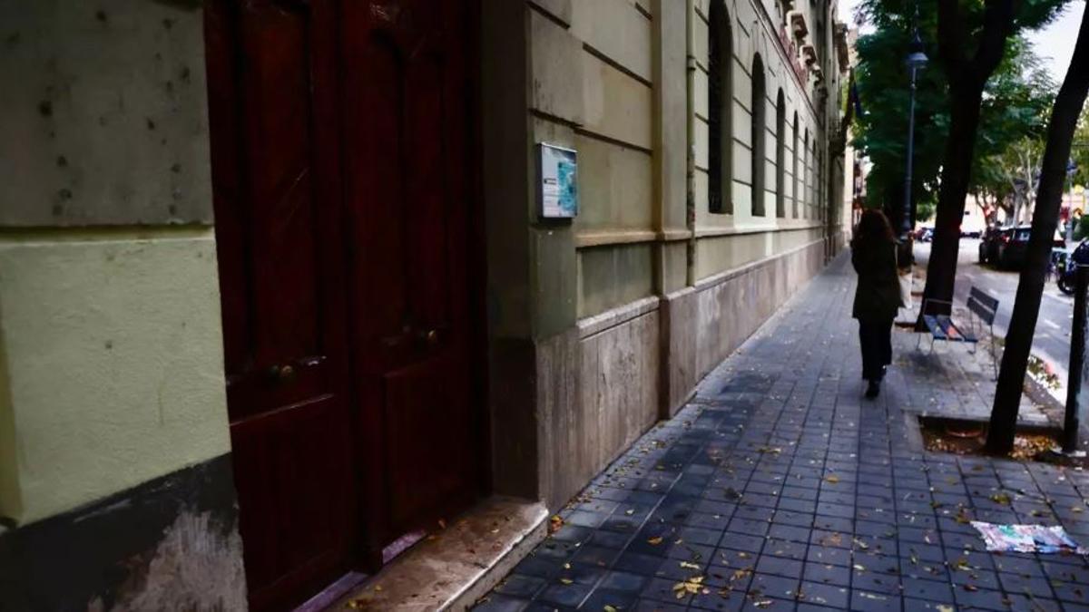La entrada de un colegio en València, cerrado este lunes 29 de septiembre ante la alerta roja.
