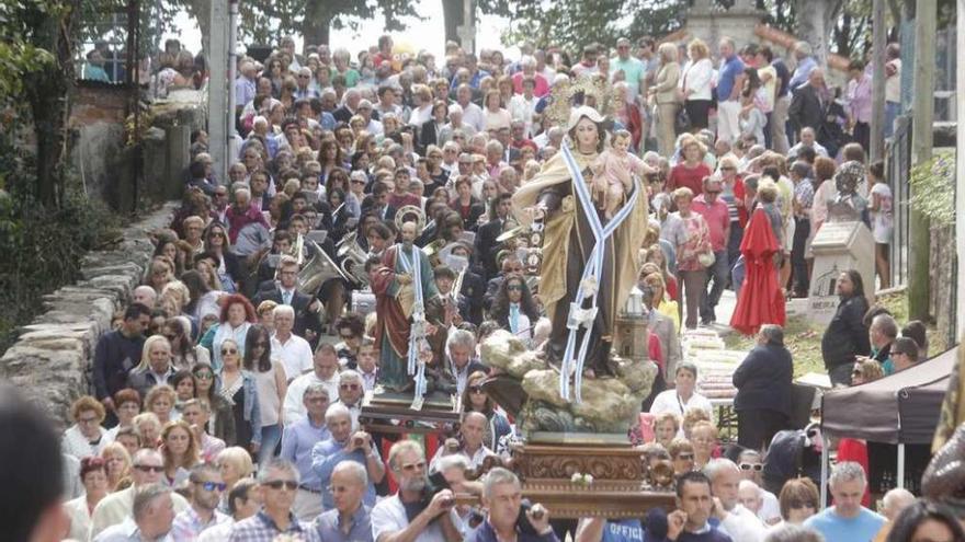 La concurrida procesión de Samertolaméu, en 2015. // Santos Álvarez