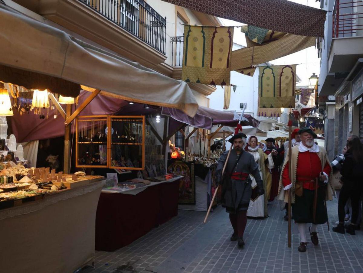 El Mercado Renacentista
de Llombai cuenta con 
personajes del 
siglo XV. |   JM LÓPEZ
