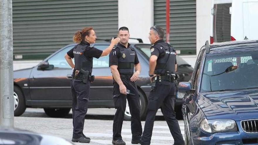 Tres policías, en el operativo desplegado en la calle. // Iñaki Osorio