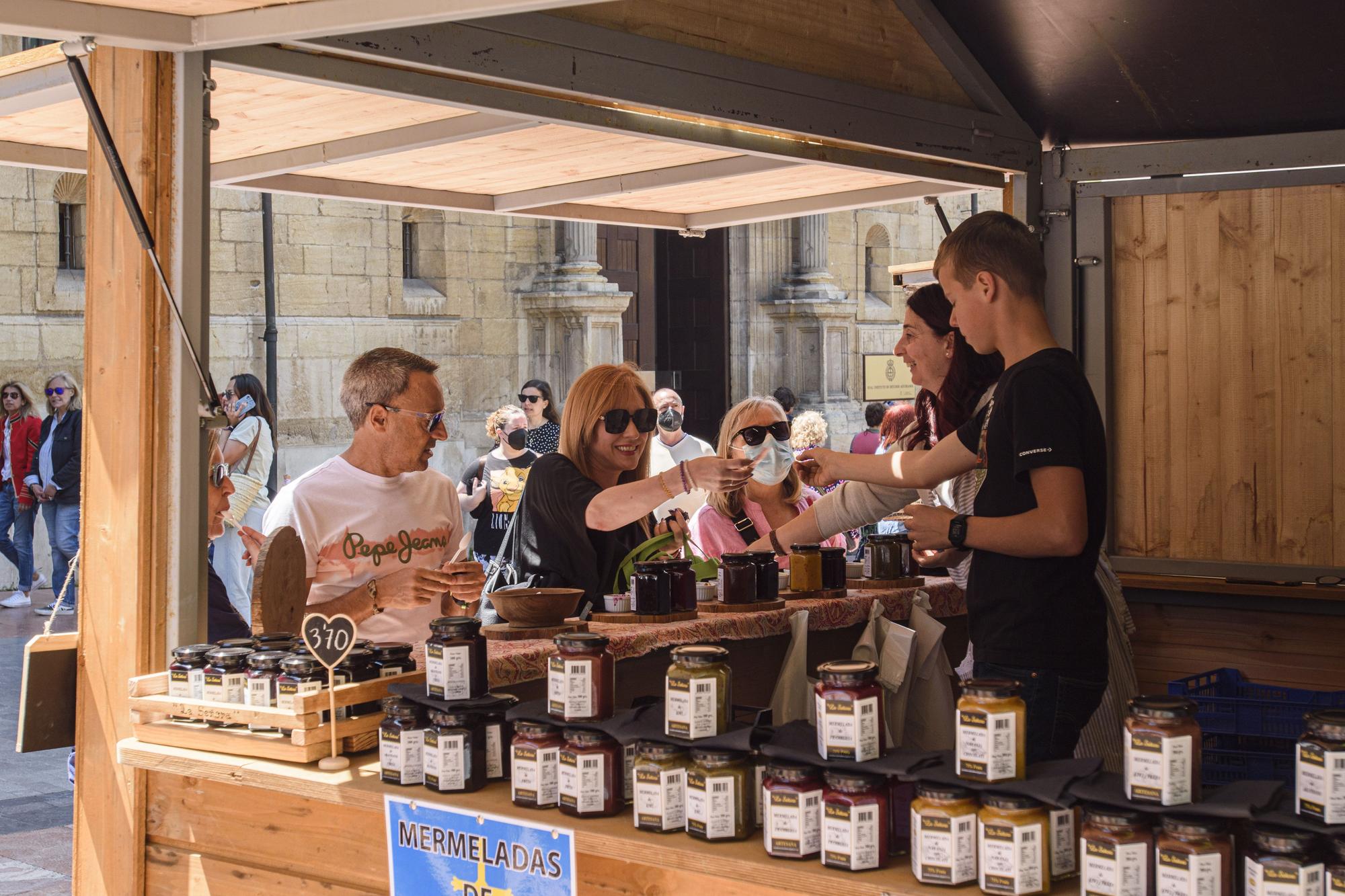 Galería de fotos: buen ambiente y sol en la celebración de la feria de la Ascensión en Oviedo