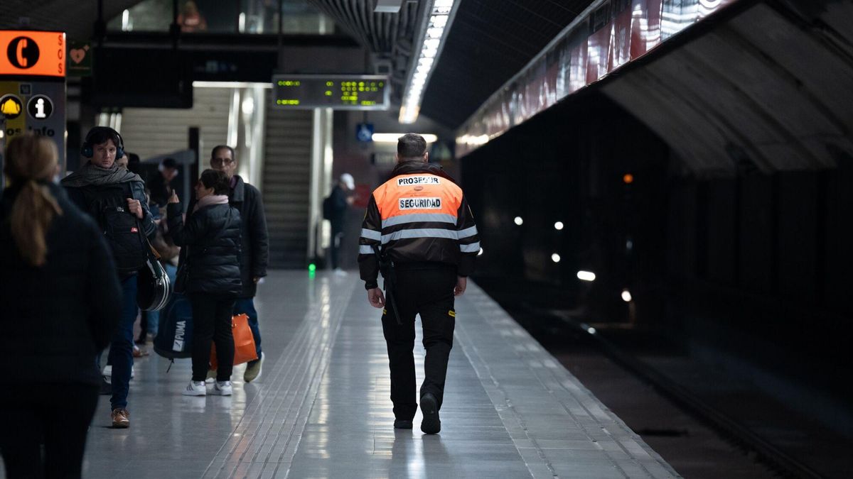 Un vigilante de Metro en Barcelona.