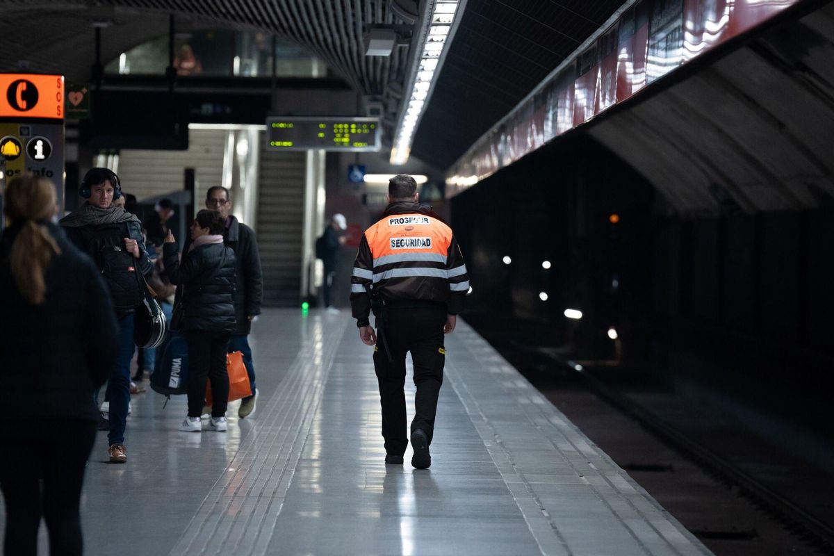 Vigilants del metro, expedientats per un aldarull amb 4 joves després del Pride Vigilants del metro, expedientats per un aldarull amb 4 joves després del Pride