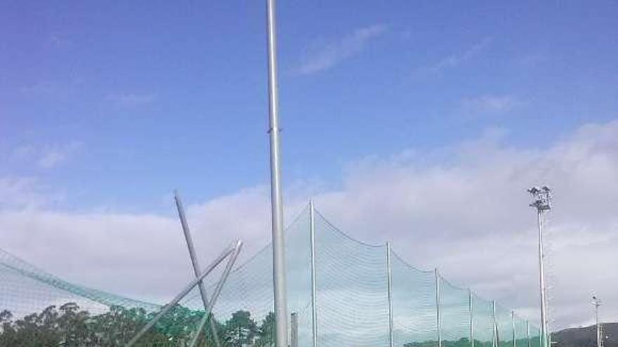 Postes metálicos sueltos en el campo anexo de Santa Mariña.  // FdV