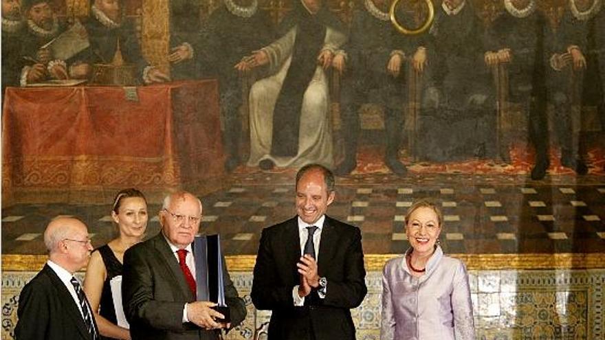 Gorbachov, con Camps y la ex comisaria europea Benita Ferrero, ayer en el Saló de Corts del Palau de la Generalitat.