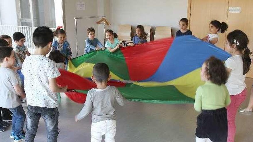 Niños en una actividad de ocio que se desarrolló en el centro cívico de A Ponte. // Iñaki Osorio