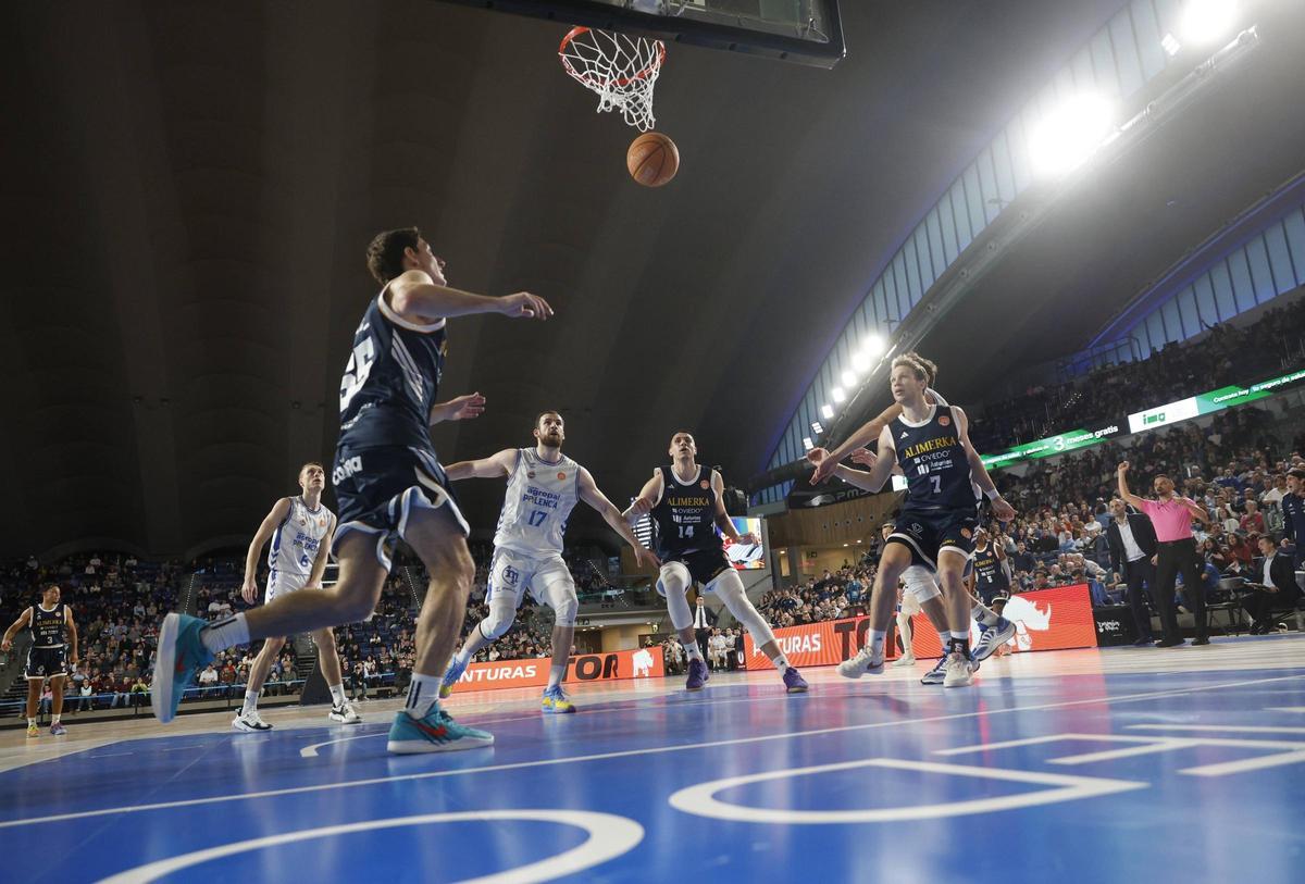 EN IMÁGENES: Así fue el Alimerka Oviedo Baloncesto-Súper Agropal Palencia en el Palacio de los Deportes