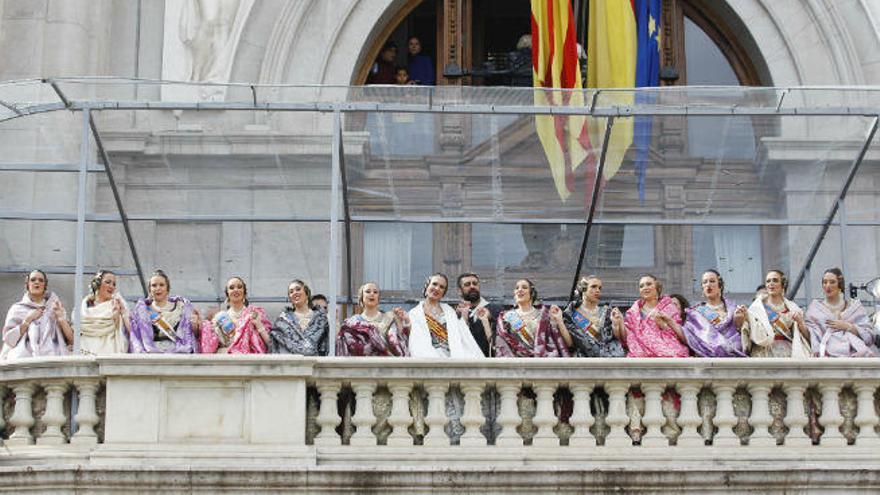 Comprueba si estás invitado al balcón del ayuntamiento para la mascletà