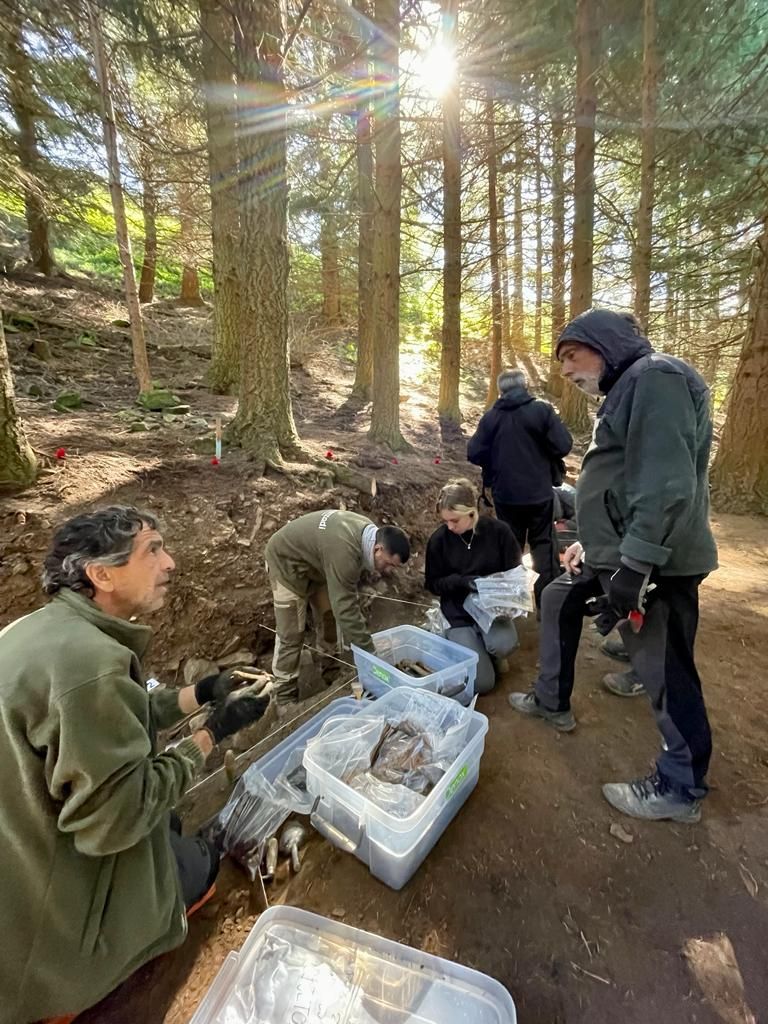 Así fue la exhumación de los nueve cuerpos de la fosa de Parasimón, en Pajares (Lena)