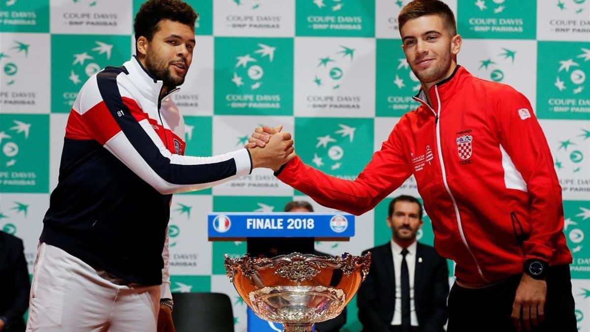 Tsonga (izquierda) y Coric se saludan en el sorteo de la Davis.