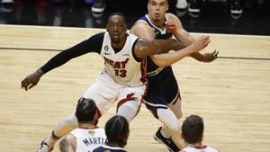 Un lance del cuarto partido de las Finales de la NBA entre Miami y Denver.