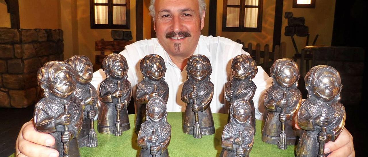 Alain Fernández, con las estatuillas de los premios “Aurora”.