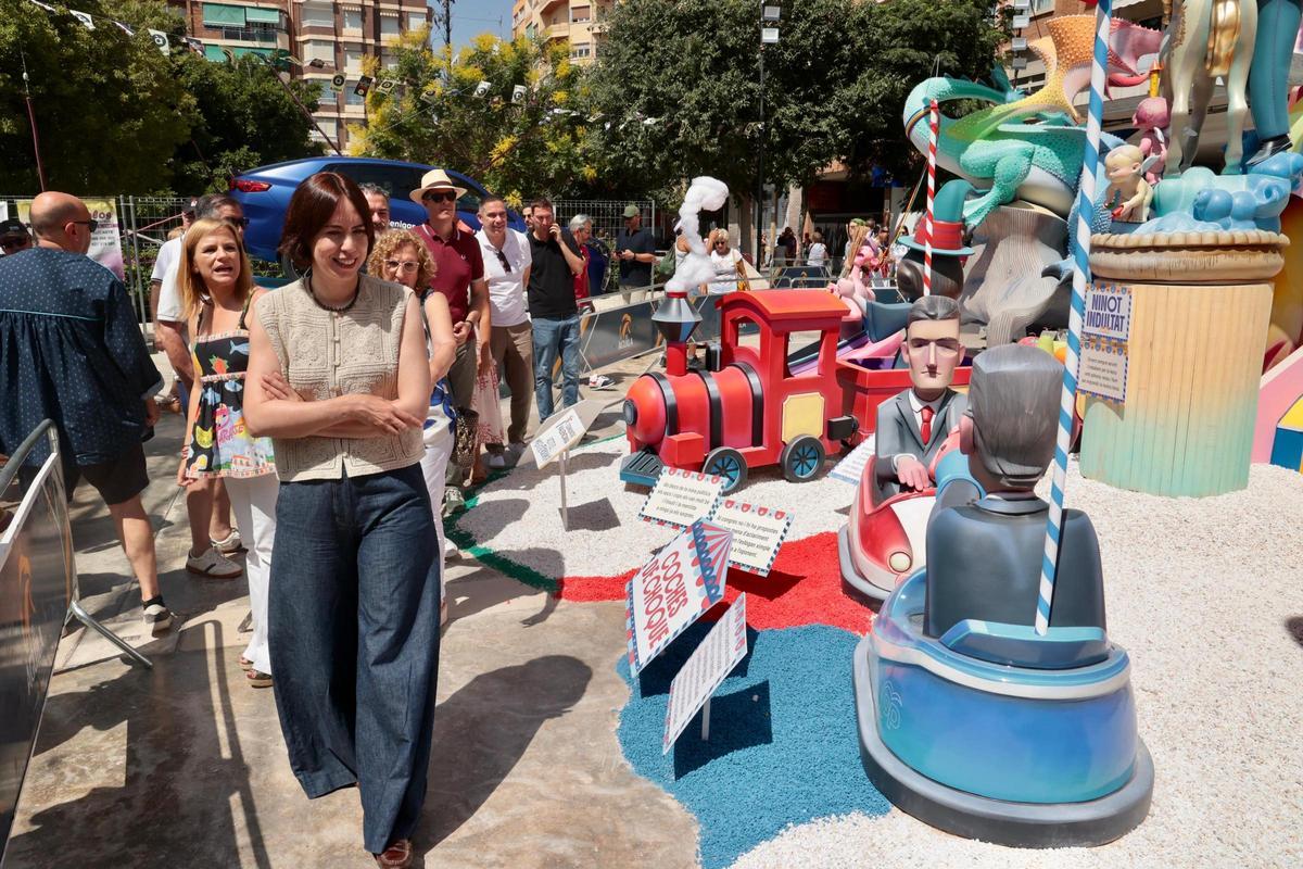 Diana Morant observa un ninot de Pedro Sánchez en una hoguera