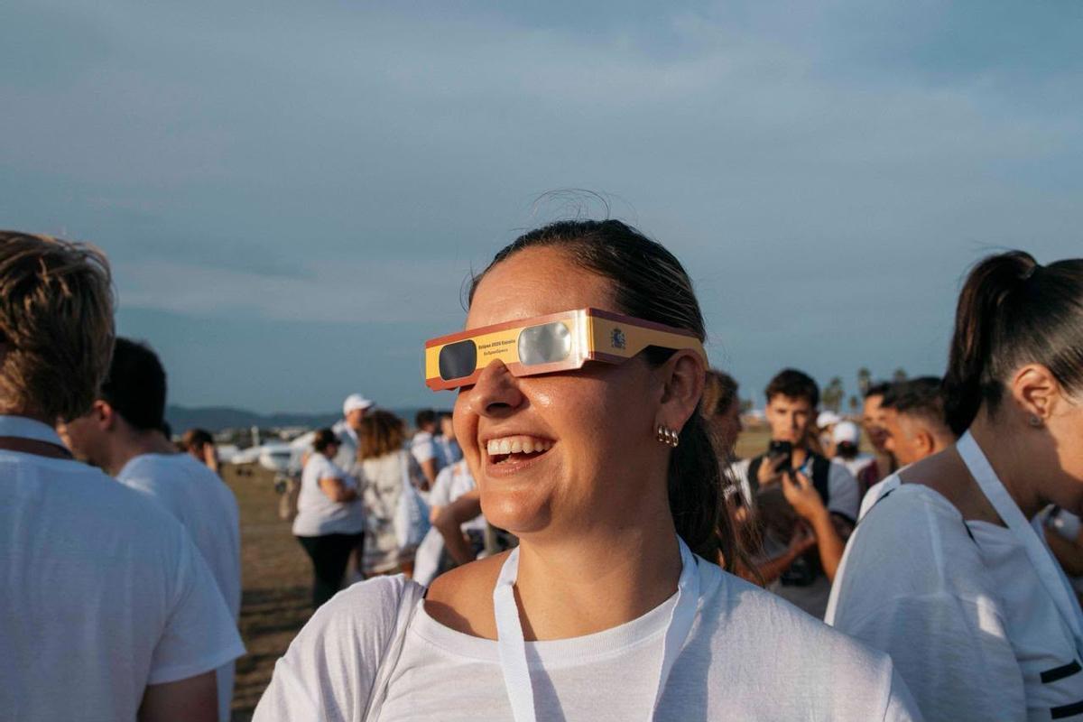 La concejala de Turismo, Arantxa Miralles, no se perdió tampoco el eclipse.