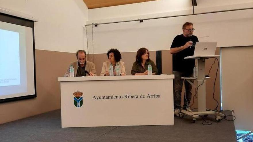 La consejera de Cultura, Berta Piñán, en el centro de la imagen, junto a  Begoña López, directora general de Desarrollo Rural y Agroalimentación; y el Alcalde de Ribera de Arriba, Tomás Fernández. De pie, Lluis Nel, durante la presentación de la Escuela Popular de Gastronomía. |  | CEDIDA A LNE