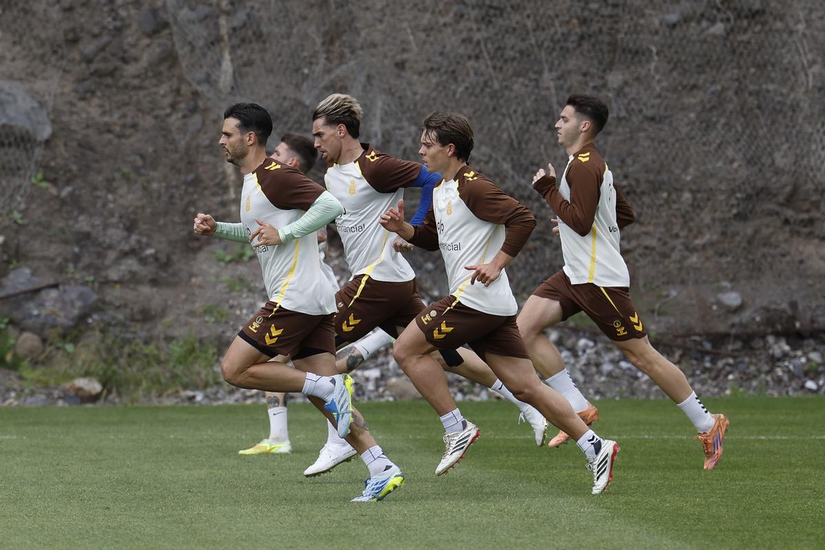 Benedetti, en primer término, ayer, durante la sesión de trabajo, con Viti Rozada, Iker Bravo, Amatucci y Mika.