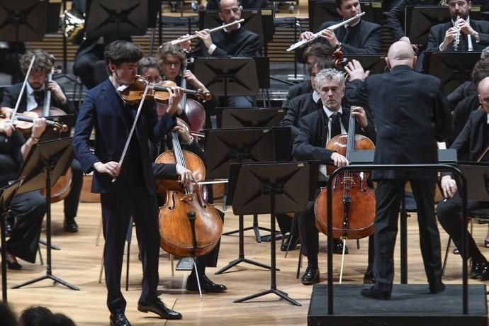 08-02-20 GENTE Y CULTURA. AUDITORIO ALFREDO KRAUS. LAS PALMAS DE GRAN CANARIA. Clausura del 36 Festival de Música de Canarias. Christoph Eschenbach dirige a la Orquesta de París con el joven violinista sueco Daniel Lozakovich.    Fotos: Juan Castro.  | 08/02/2020 | Fotógrafo: Juan Carlos Castro