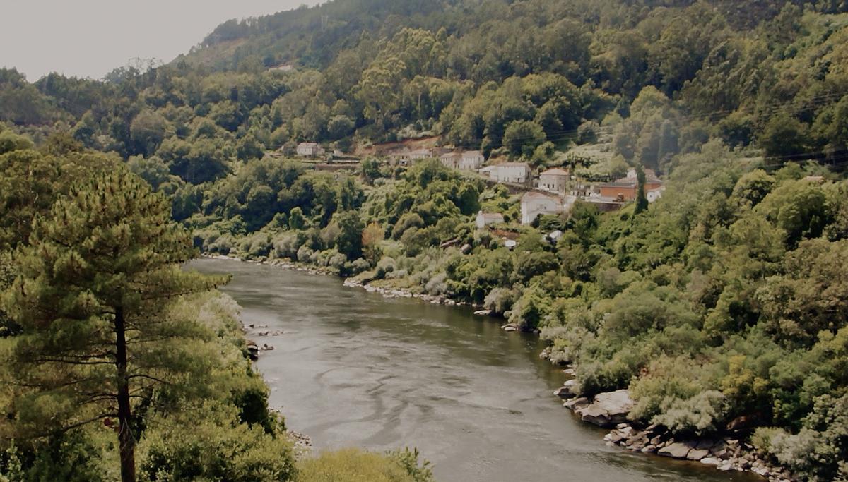 El río Miño divide Frieira Galicia de Cevide Portugal
