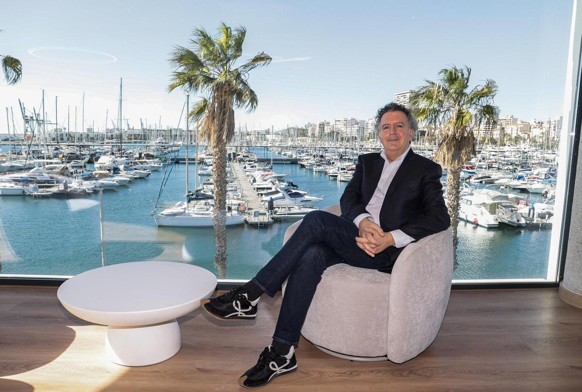 Buxó en las oficinas de Alicante Global Group en el puerto de Alicante.