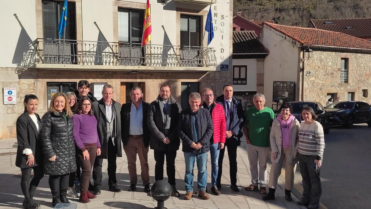 Barbón, en el centro, junto a los miembros del Consejo de Gobierno y concejales de Somiedo.