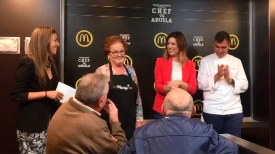 La reguerana Maruja Suárez Tamargo, de 76 años, presenta su hamburguesa para McDonald's