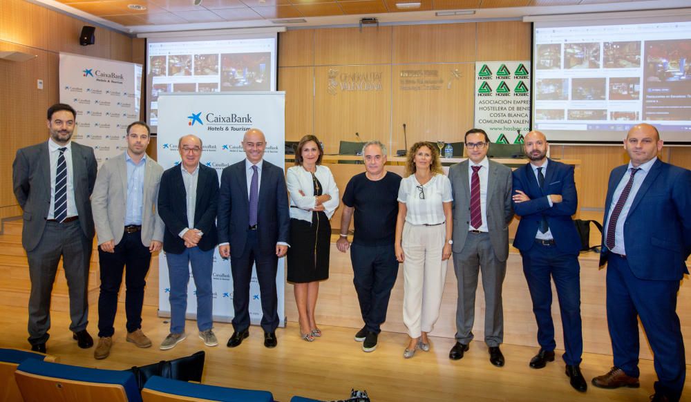 El conocido cocinero, elBullifoundation y CaixaBank participan en el acto en el que se ha conodido "Food and Beverage" con cerca de 50 empresarios, directivos y profesionales del sector.