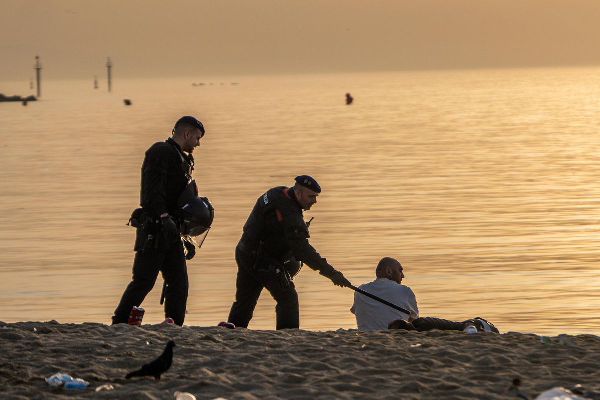 Limpieza de las playas de Barcelona tras la verbena de Sant Joan 2025