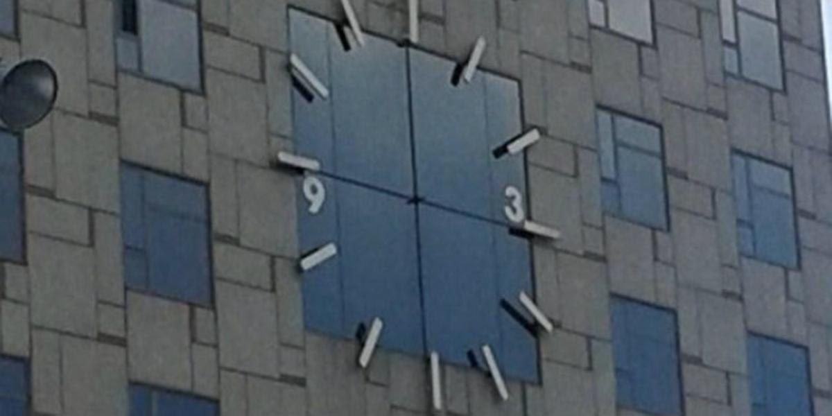 El rellotge de l’Hotel Plaza de Barcelona no té agulles. El rellotge de l’Hotel Plaza de Barcelona no té agulles.