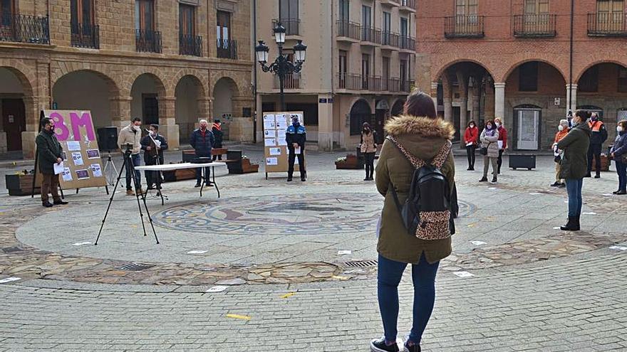 Los actos en la Plaza Mayor han mantenido las distancias de seguridad frente al COVID. | E. P.