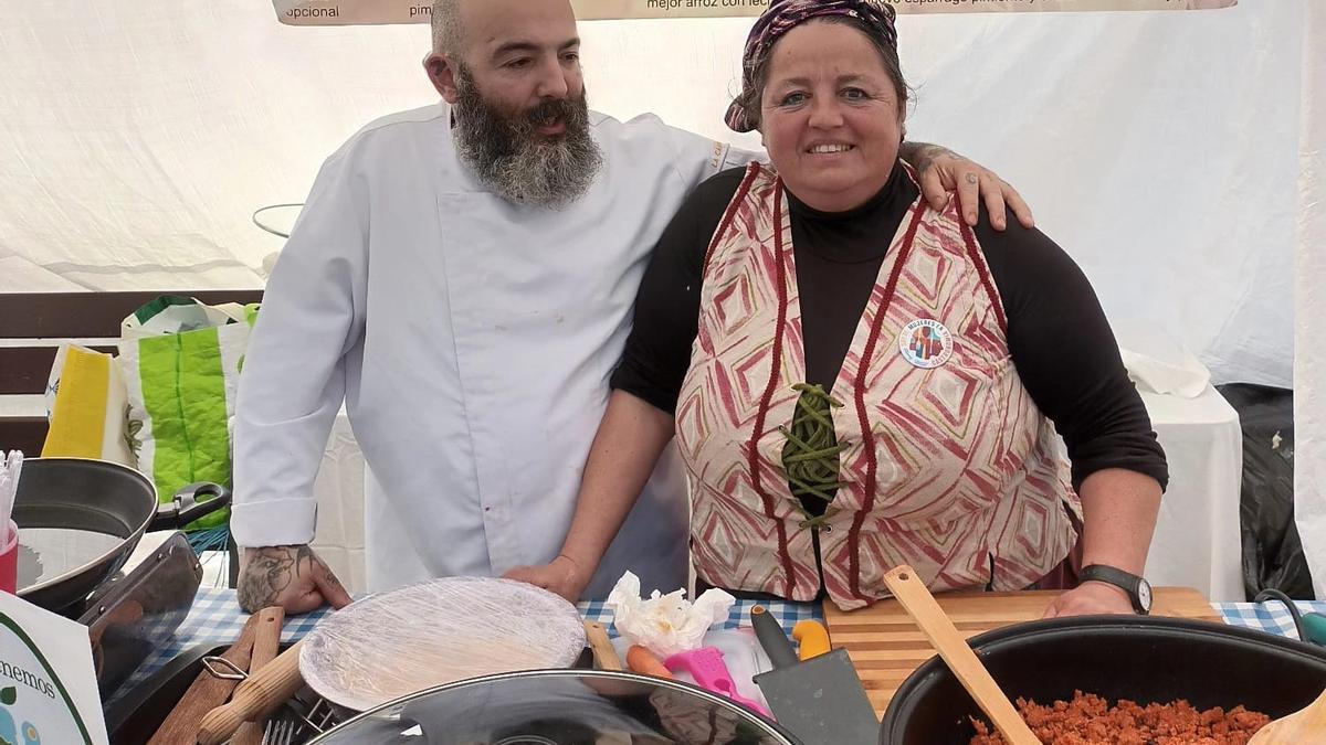 Pilar Vega, con el cocinero David Montes, ante una pota de picadillo.