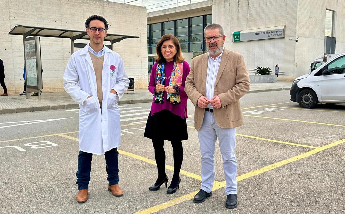 Botella, en el centro, junto con cargos directivos del hospital de Puente Genil.