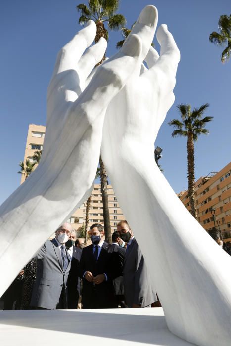 Inauguración de la escultura de homenaje a los sanitarios en Málaga