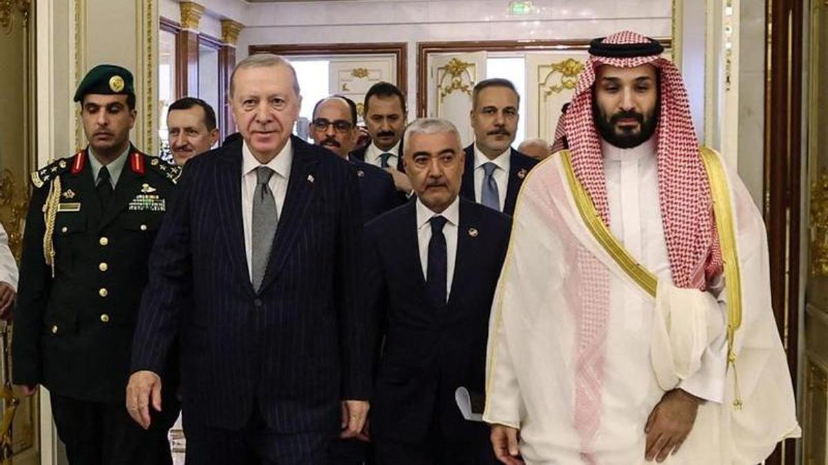 El president turc, Recep Tayyip Erdogan, i el príncep saudita Mohammed bin Salman (dreta), reunits per signar el pacte de defensa juntament amb el Pakistan, a la Meca, el 7 d’agost. | PREMSA DE LA PRESIDÈNCIA TURCA / AFP