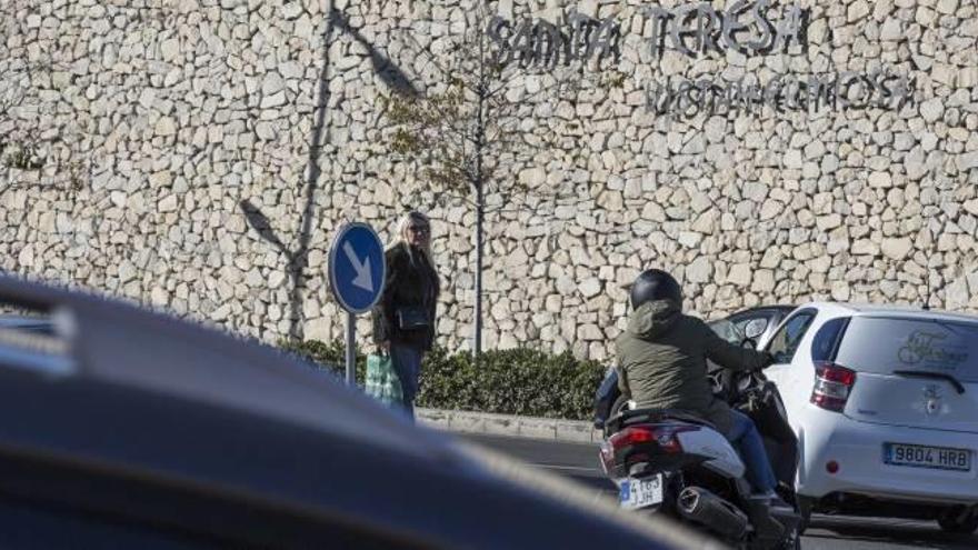 Un peatón espera para cruzar entre coches la avenida de Dénia, que registra más de 50.000 vehículos al día.