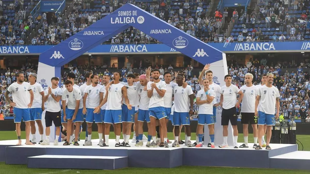 Homenaje, actuación, éxtasis en la grada... Así fue la fiesta en Riazor tras el partido