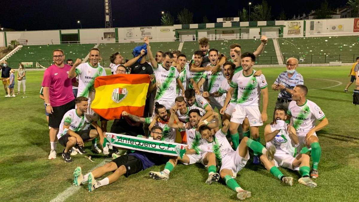 Los jugadores del Antequera FC celebran el ascenso.