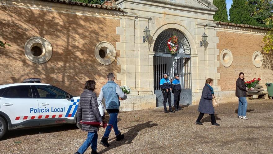 Toro evoca el recuerdo de sus fallecidos en la fiesta de Todos los Santos