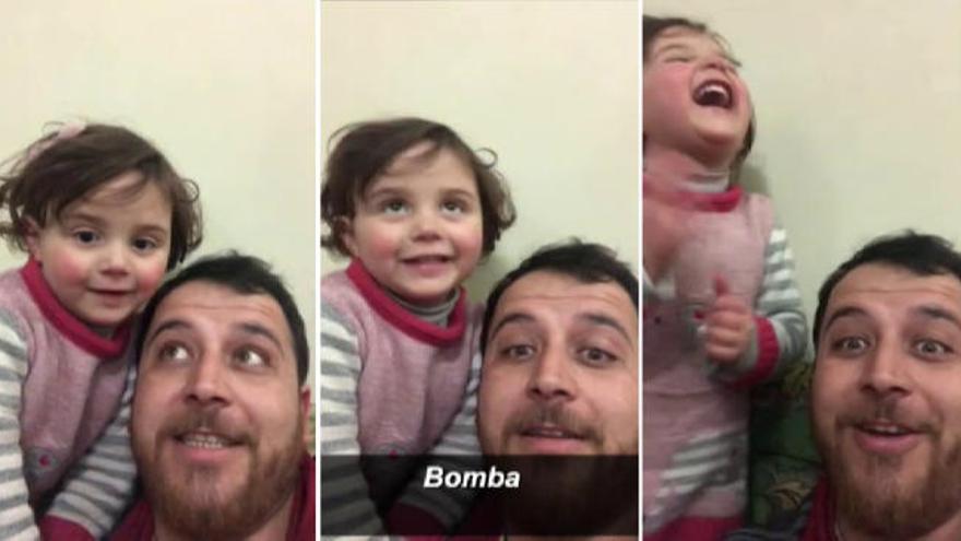 Un padre sirio finge ante su hija que las bombas son un juego para ahuyentar el miedo