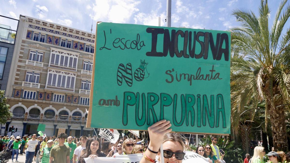 Les manifestacions educatives recorren València amb nombroses pancartes originals que inviten a la reflexió